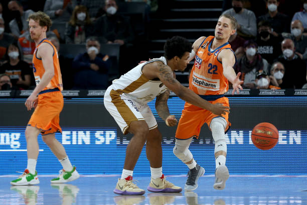 密防守面前 密防守面前